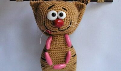 Вязаный котик на подвесе