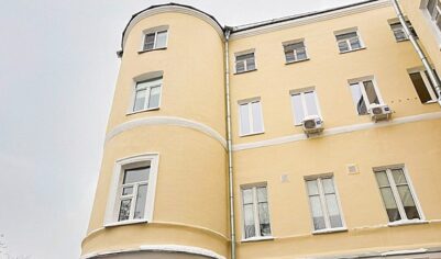 Фасады восьми домов с ризалитами отреставрировали в Москве