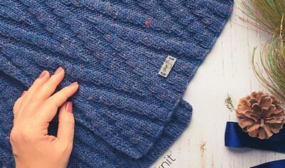 Синий вязаный снуд с рельефным узором