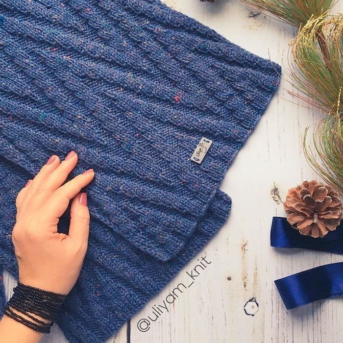 Синий вязаный снуд с рельефным узором0