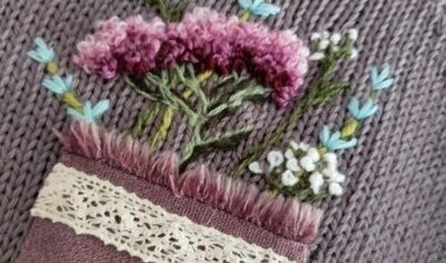 Свитер с вышитым букетом