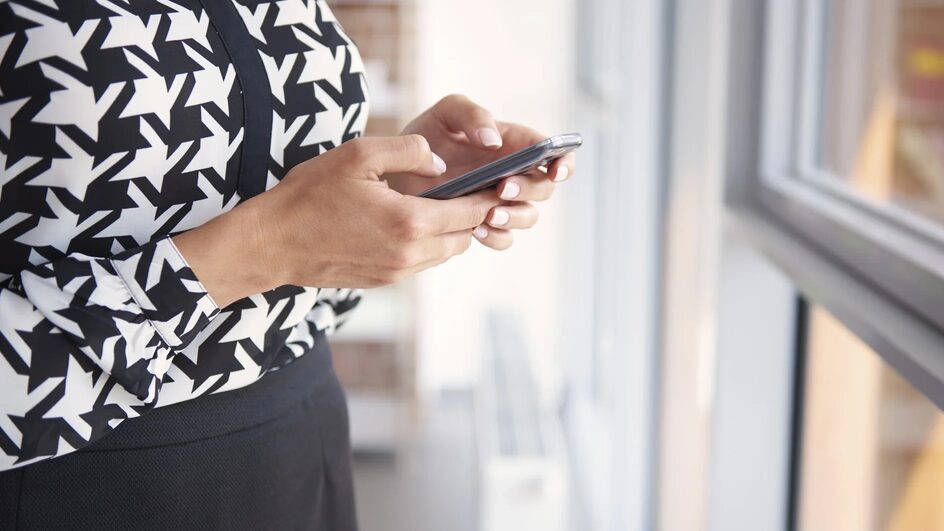 девушка со смартфоном Что происходит с интернетом в России 28 февраля 2026 года