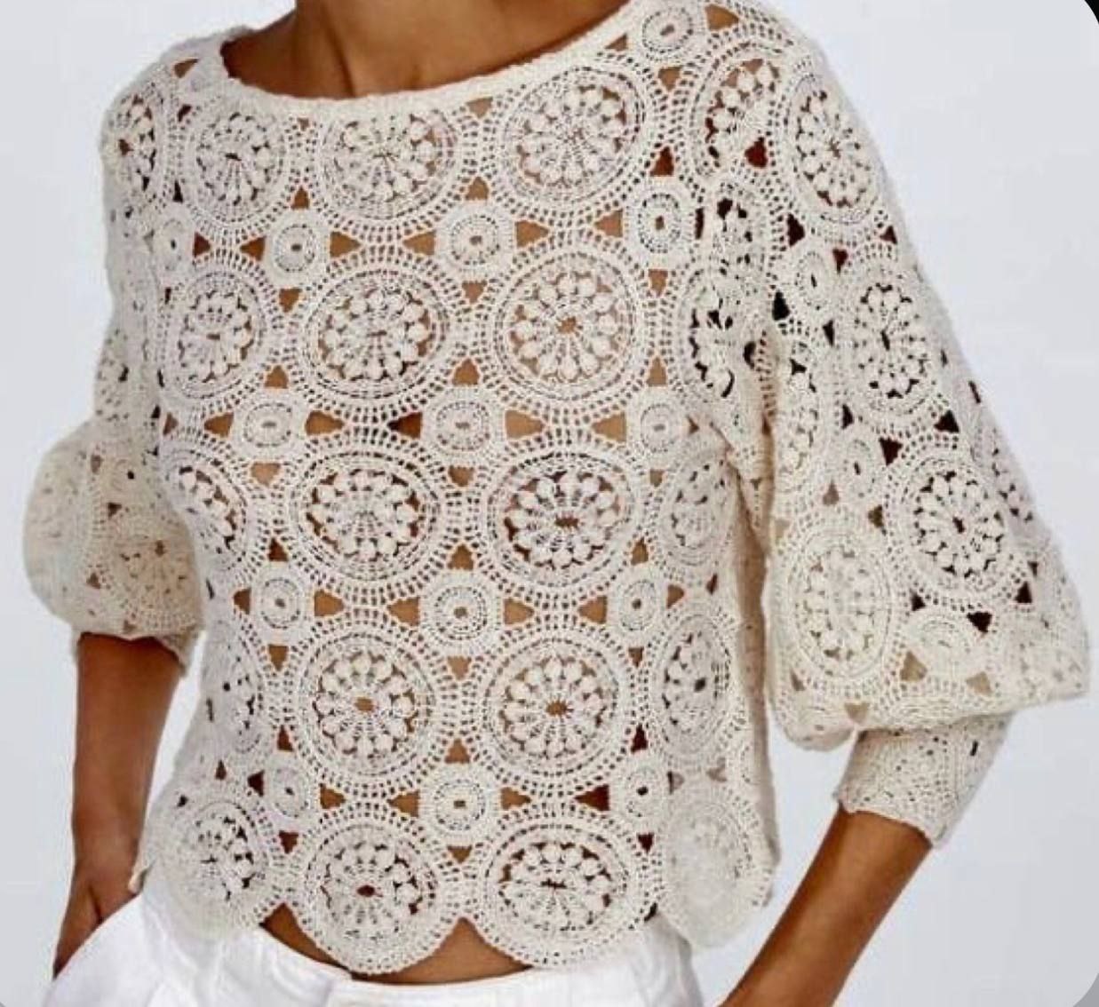 Вязаная белая кофта с узором из кругов1