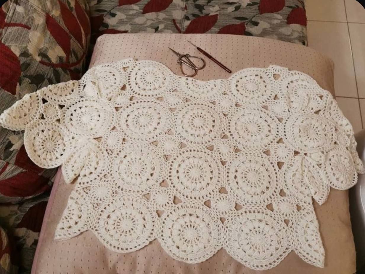 Вязаная белая кофта с узором из кругов3