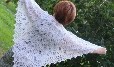 Ажурная шаль с узором листьев