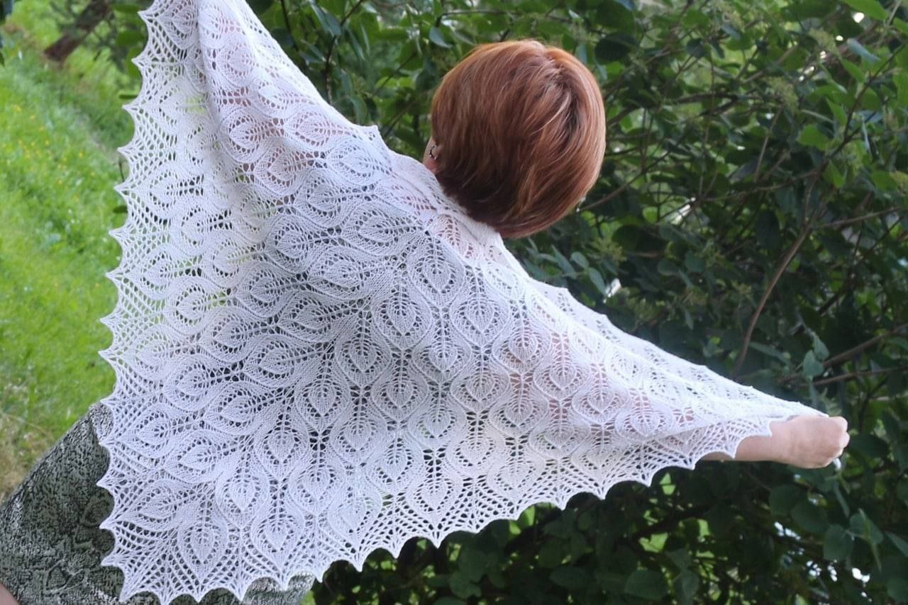 Ажурная шаль с узором листьев0