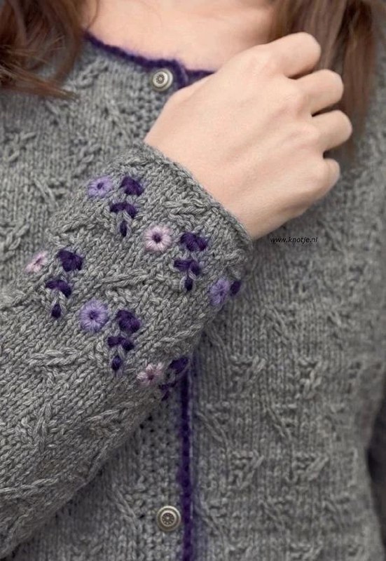 Свитер с вышитым букетом2