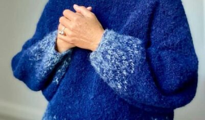 Синий свитер с градиентом из мохера