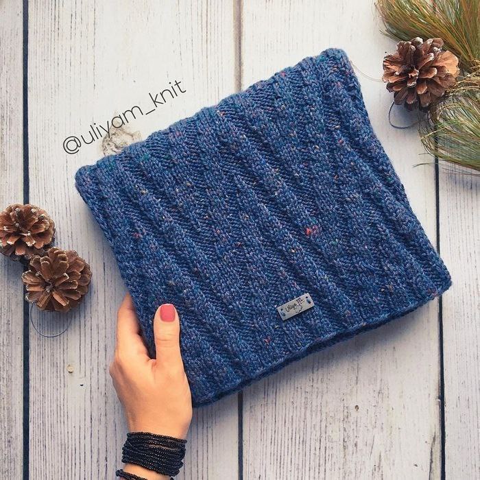 Синий вязаный снуд с рельефным узором1