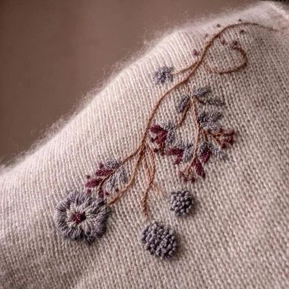 Свитер с вышитым букетом5