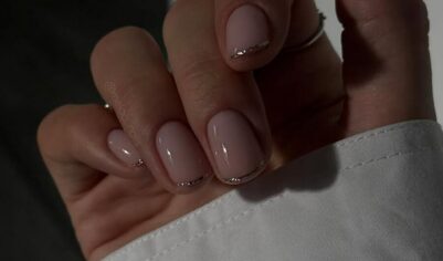 Микрофранцузский маникюр на коротких ногтях станет трендом 2026 года