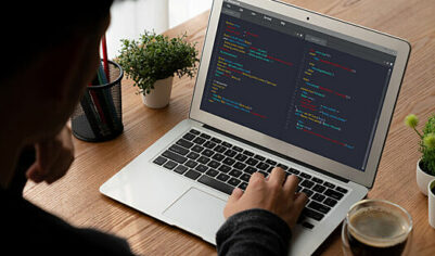 Россиянка считала, что ее коллега по работе ничего не делает и устроила слежку