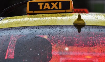 В Петрозаводске таксист обругал мать с ребенком за то, что она хлопнула дверью