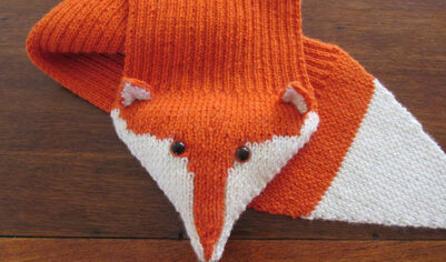 Вязаный шарф в виде лисы спицами