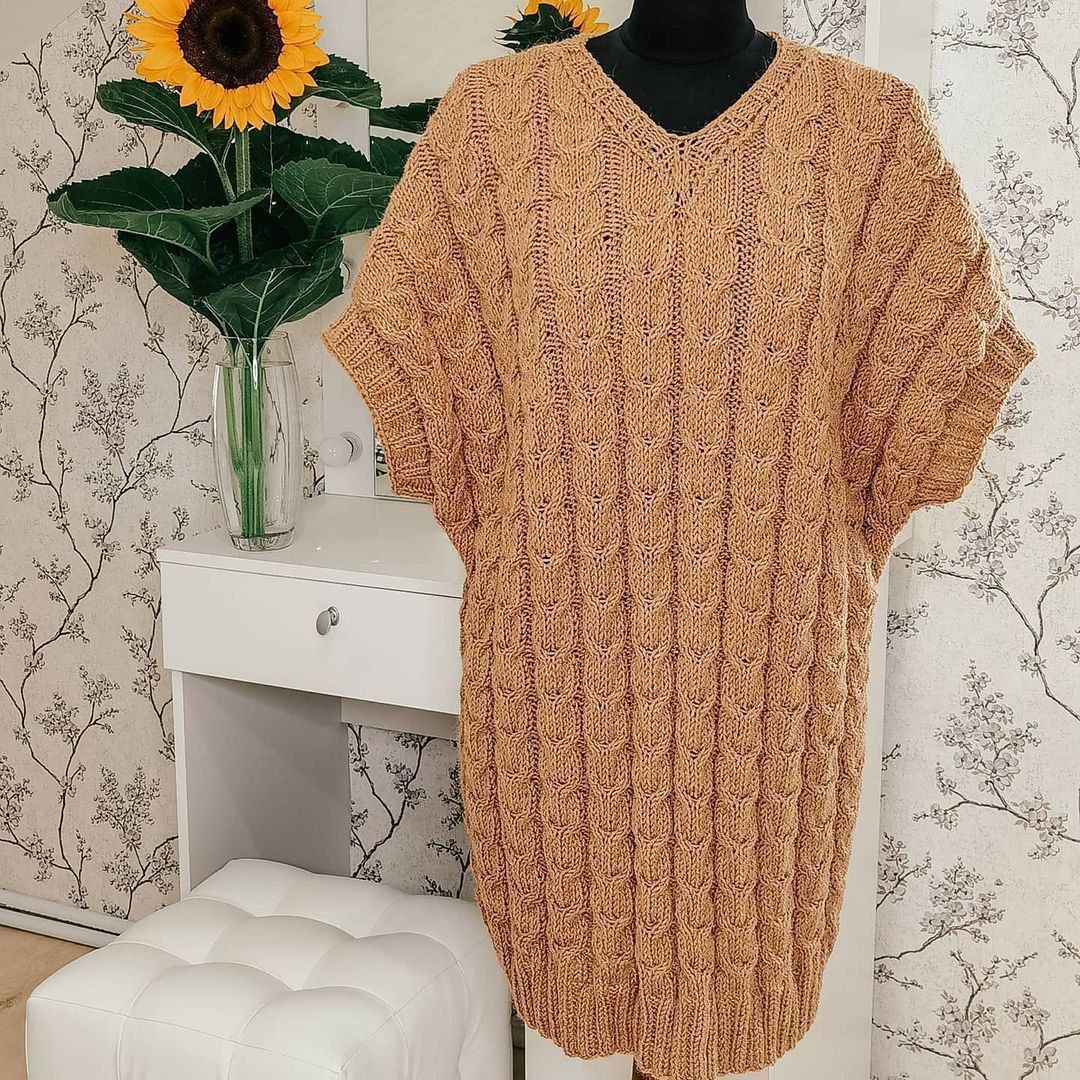 Вязаное платье с объемным узором0