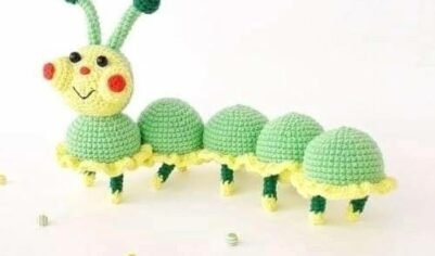 Вязаная гусеница с рюшами