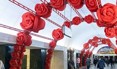Розы украсят станцию метро «Трубная» к 8 Марта