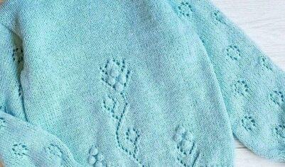 Свитер с объемными цветами