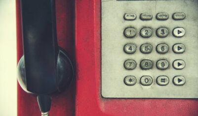 В Госдуме предложили вернуть таксофоны из-за сбоев связи