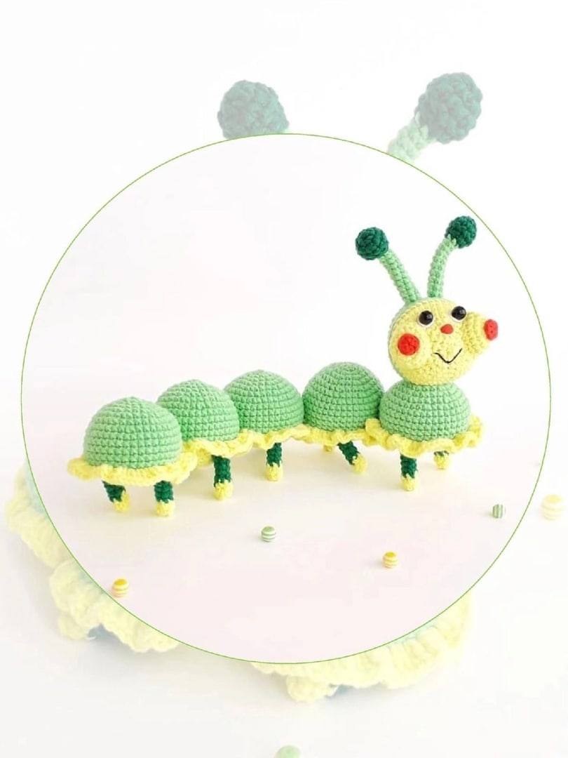 Вязаная гусеница с рюшами7