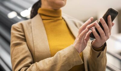 Россияне переходят на тарифы с СМС из-за перебоев в работе мессенджеров