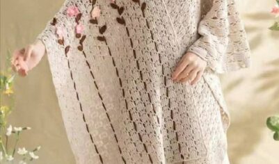 Вязаное пончо с цветочной вышивкой