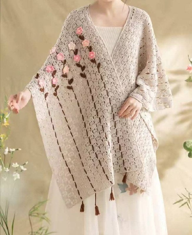Вязаное пончо с цветочной вышивкой0