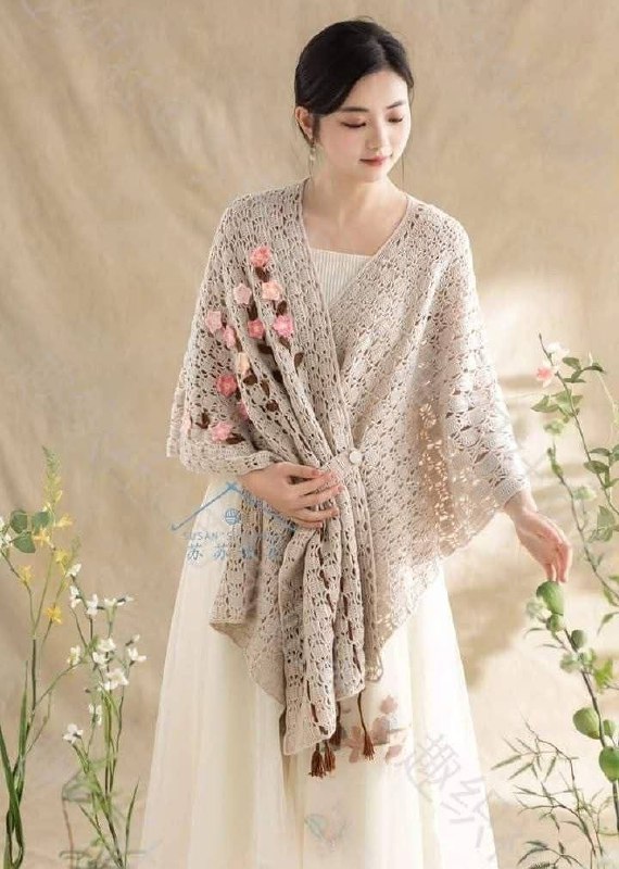 Вязаное пончо с цветочной вышивкой3