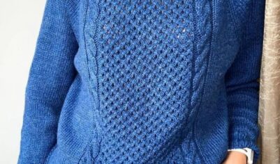 Синий вязаный свитер с узором