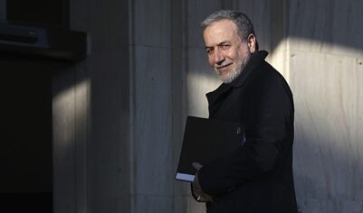 Арагчи заявил, что США и Израиль разбомбили старейший банк Ирана