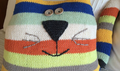 Диванная подушка «Кот». Вяжем из остатков пряжи